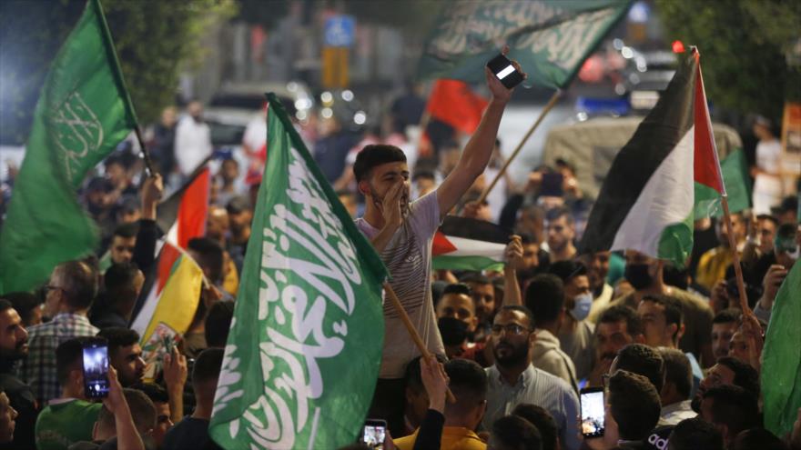 Palestinos celebran un alto al fuego con Israel en la Franja de Gaza, 21 de mayo de 2021. (Foto: AFP)