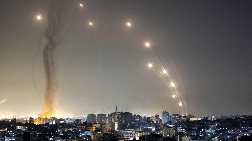 Cohetes palestinos lanzados desde la Franja de Gaza hacia los territorios ocupados de Palestina, el 11 de mayo de 2021. (Foto: AFP)