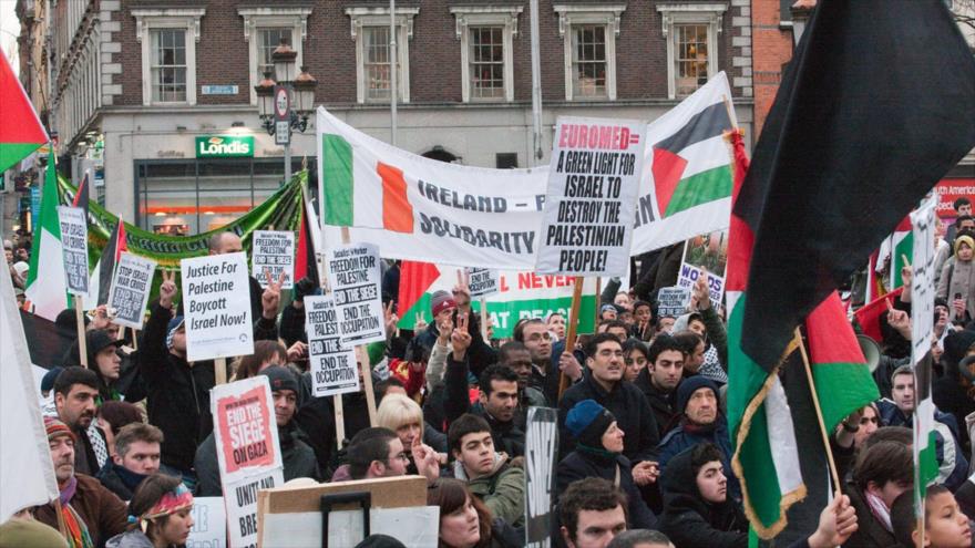 Irlandeses protestas cerca del Parlamento de Irlanda en Dublín, la capital, en rechazo a los ataques israelíes en Gaza.