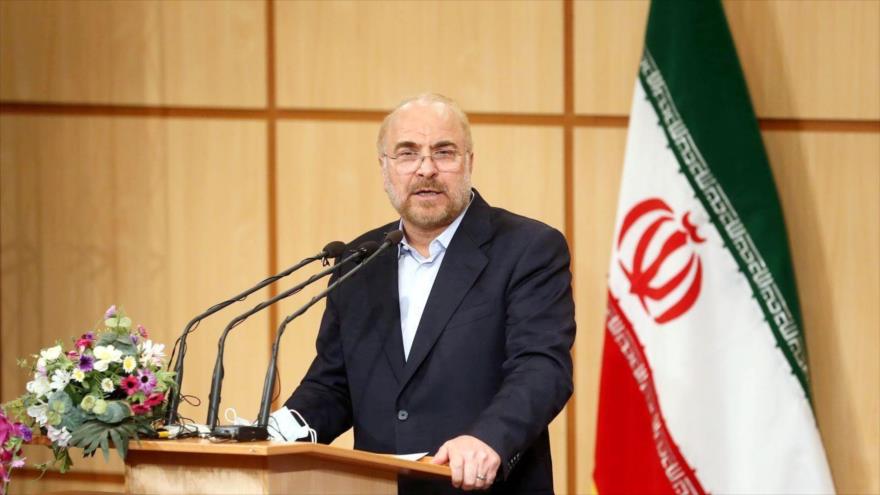 El presidente del Parlamento de Irán, Mohamad Baqer Qalibaf, habla durante un acto en Teherán, capital persa.