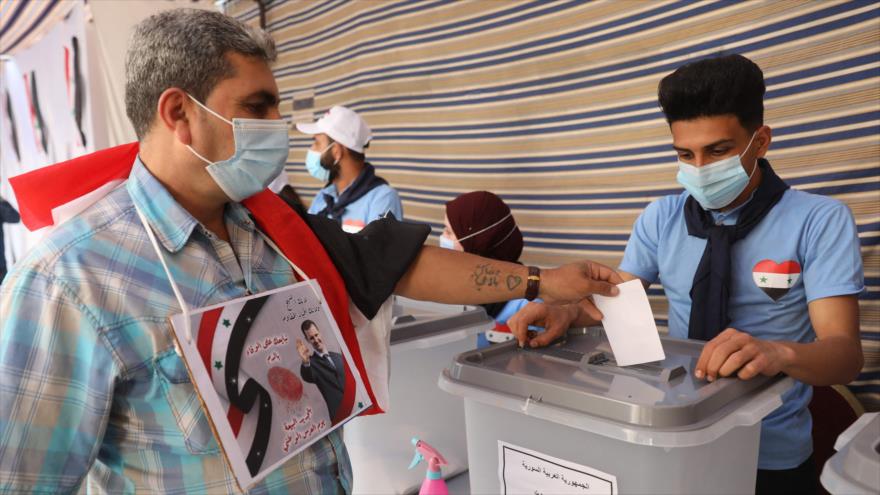 Un sirio residente en El Líbano emite su voto en la embajada de Siria en Beirut, capital libanesa, 20 de mayo de 2021. (Foto: AFP)