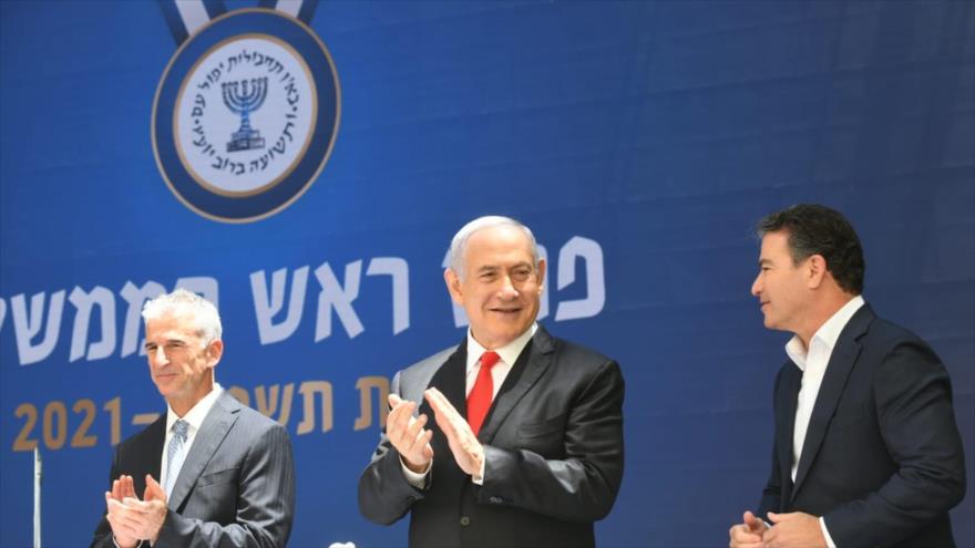 El premier israelí, Benjamín Netanyahu (centro), el director saliente del Mossad, Yossi Cohen (dcha.), y el director entrante, David Barnea.