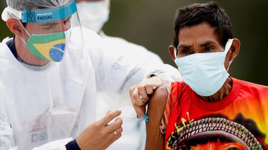 Un indígena recibe vacuna anti-COVID-19 en Santo Atanasio, Brasil, 3 de marzo de 2021. (Foto: Reuters)