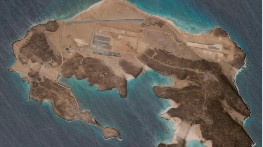 Una foto satelital de la isla yemení de Mayun, donde se está construyendo la base aérea emiratí, 11 de abril de 2021. (Foto: AP)