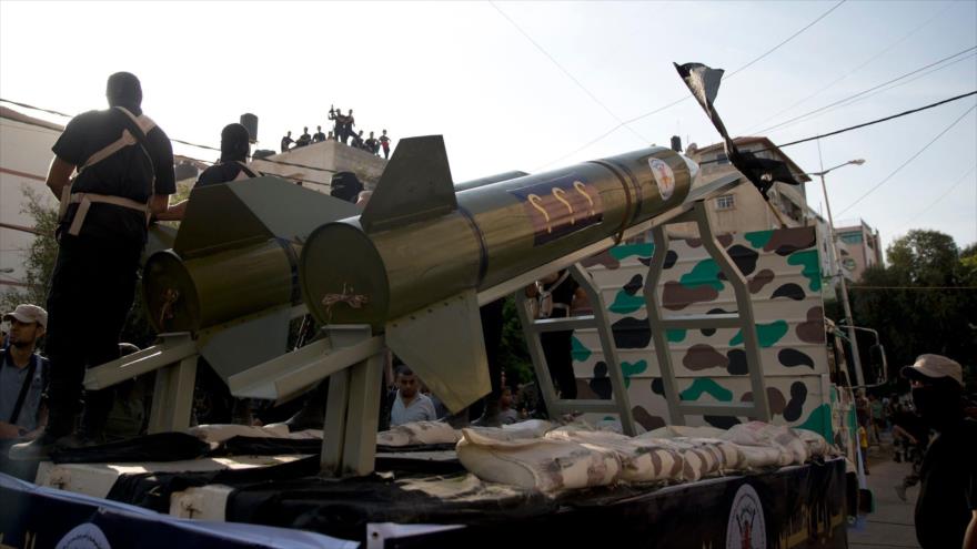 Miembros del ala militar la Yihad Islámica Palestina desfilan con un cohete en Gaza, 4 de octubre de 2018. (Foto: AP)