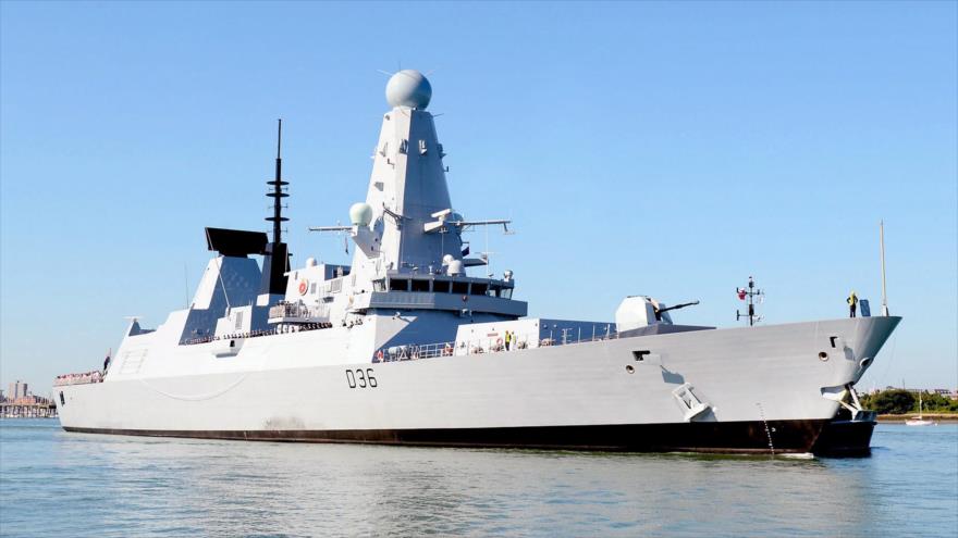 El destructor britanico de la Royal Navy , HMS Defender (D35)