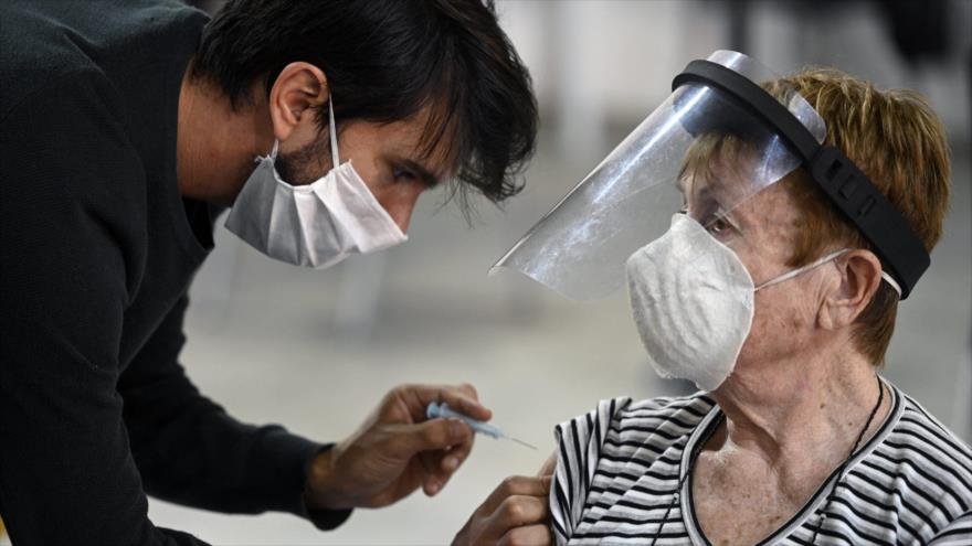 Una mujer recibe la vacuna Sputnik V contra el nuevo coronavirus en Buenos Aires, capital de Argentina, 15 de abril de 2021. (Foto: AFP)