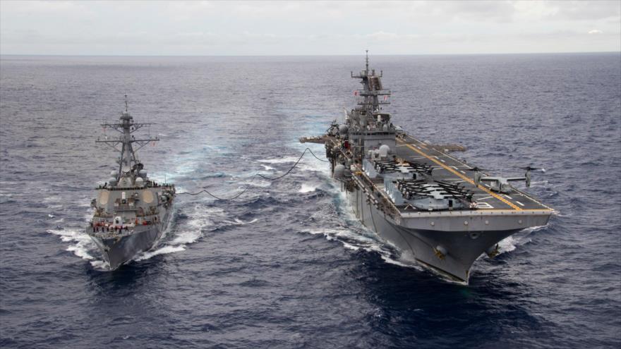 El destructor de misiles guiados clase Arleigh Burke USS Curtis Wilber (DDG-54) y el buque de asalto anfibio USS Bonhomme Richard (LHD-6) en el Mar de Filipinas.