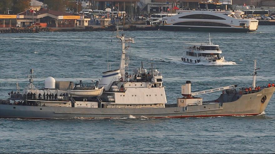 El buque de reconocimiento de la Armada rusa Liman, de la flota del mar Negro, navega en el Bósforo, en su camino hacia el mar Mediterráneo. (Foto: Reuters)