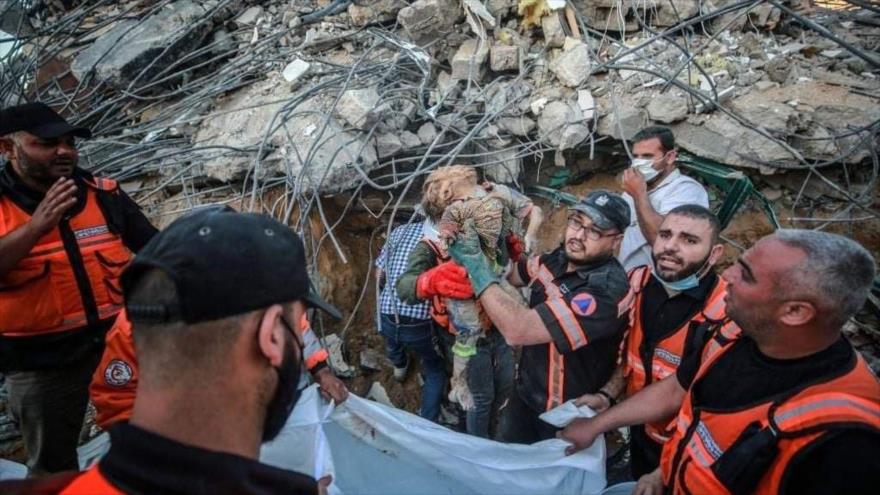 Foto de la recuperación de los cuerpos de seis mártires de la familia Al-Tanani durante los bombardeos israelíes, norte de la Franja de Gaza. (Foto: Twitter)
