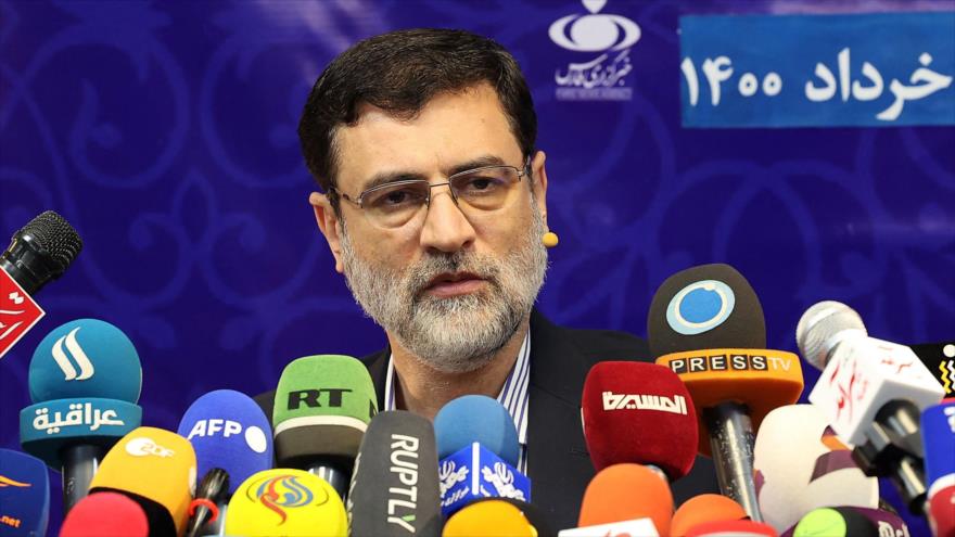 El candidato a la Presidencia de Irán Amir Hosein Qazizade Hashemi ofrece una rueda de prensa en Teherán, la capital, 26 de mayo de 2021. (Foto: AFP)