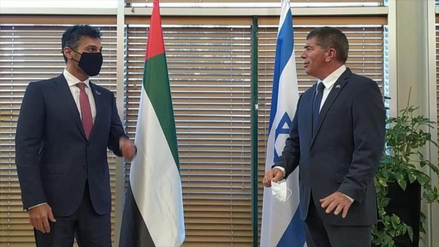 Mohamad al-Jaya, primer embajador emiratí en Tel Aviv (izda.), reunido con el canciller israelí, Gabi Ashkenazi, en Al-Quds (Jerusalén), 1 de marzo de 2021. (Foto: AA)