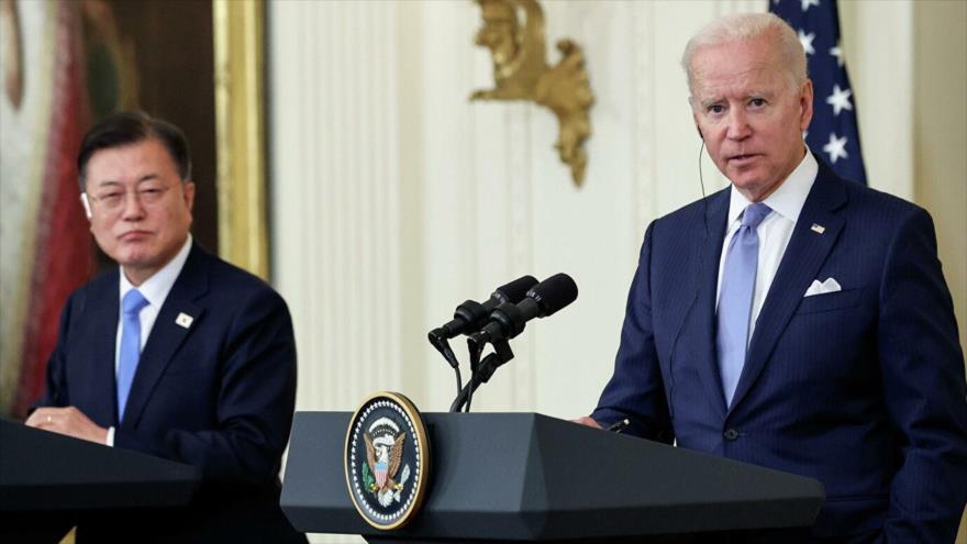 El presidente de EE.UU., Joe Biden (dcha.), y su homólogo surcoreano, Moon Jae-in, en la Casa Blanca, 21 de mayo de 2021. 