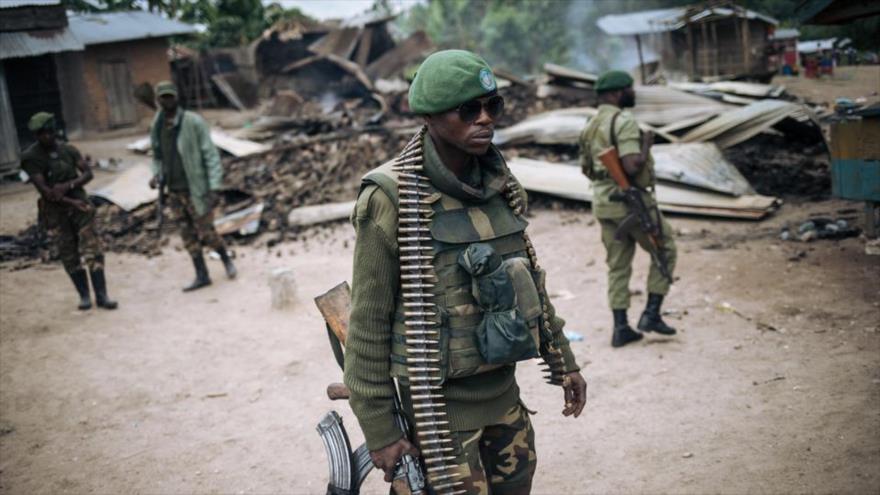 Soldados de la República Democrática del Congo en una patrulla a pie en la aldea de Manzalaho tras un ataque de ADF, 18 de febrero de 2020. (Foto: AFP)