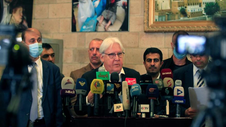 Enviado especial de ONU para Yemen, Martin Griffiths, habla con prensa en aeropuerto de Saná, la capital yemení, 31 de mayo de 2021. (Foto: AFP)
