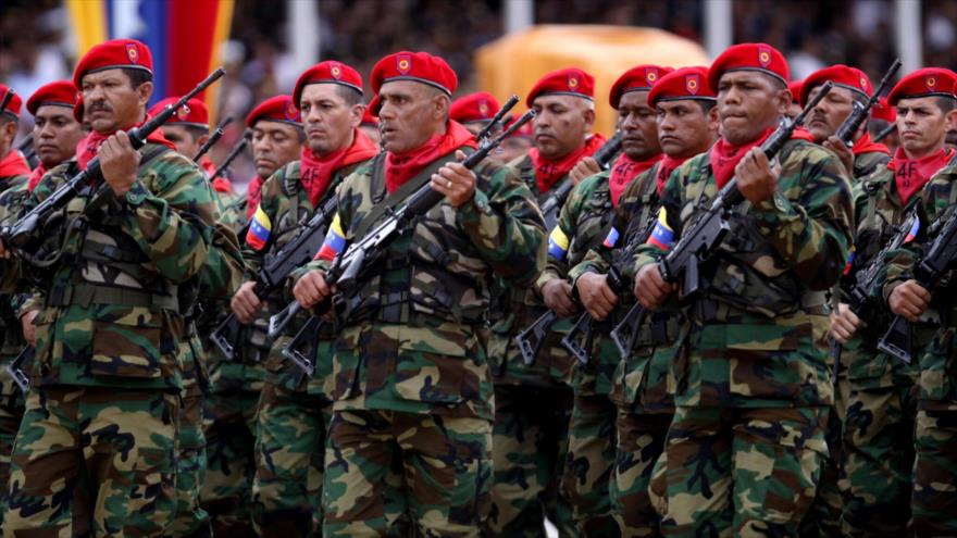 Un grupo de efectivos de la Fuerza Armada Nacional Bolivariana (FANB) en una marcha militar. 