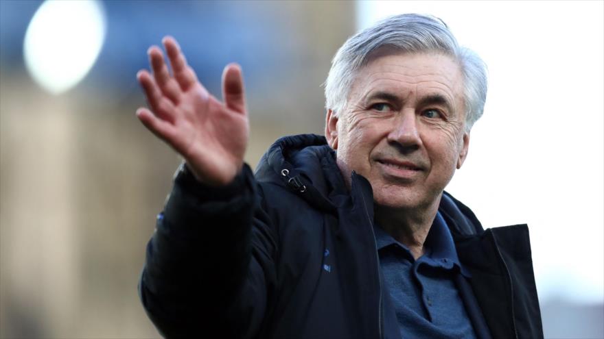 Carlo Ancelotti, nuevo entrenador del Real Madrid, durante un partido de fútbol en el Reino Unido, 19 de mayo de 2021. (Foto: AFP)