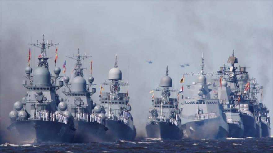 Buques de guerra de Rusia navegan durante el desfile del Día de la Marina. (Foto: Reuters)