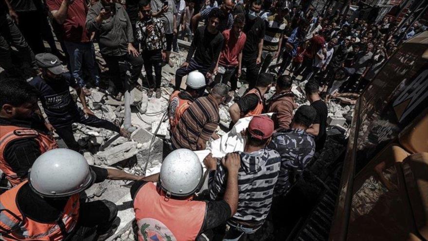 Los trabajos de búsqueda y rescate continúan en los escombros de un edificio después de un ataque aéreo de Israel en Gaza, 16 de mayo de 2021.