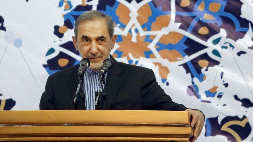 El asesor del Líder de la Revolución Islámica para Asuntos Internacionales, Ali Akbar Velayati, habla en un mitin.