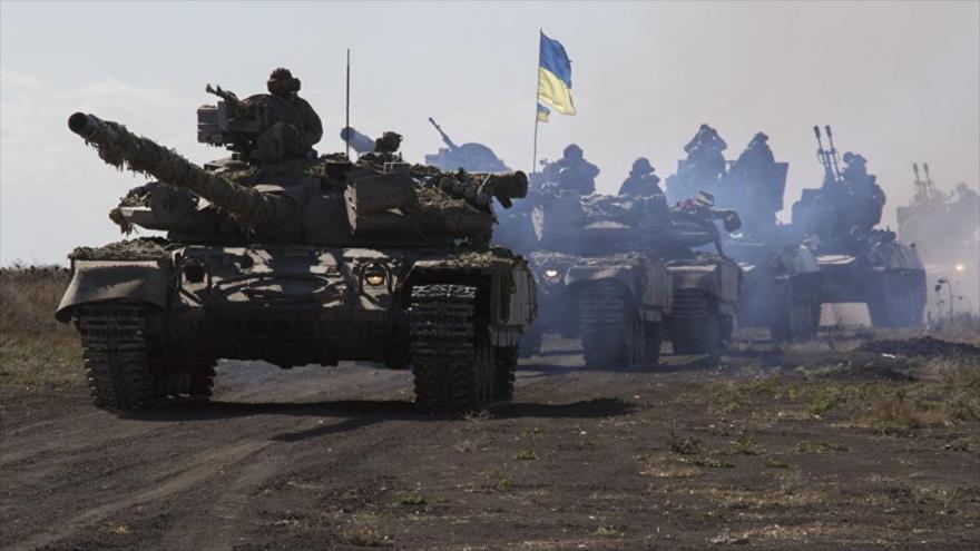 Tanques del Ejército ucraniano circulan por Donbás, este de Ucrania.

