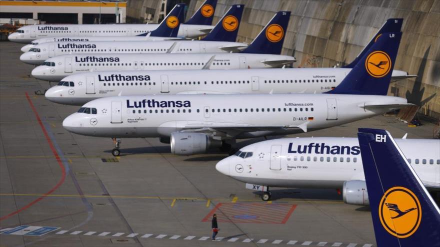 Aviones de compañía Lufthansa en el aeropuerto de Fráncfort en Alemania.