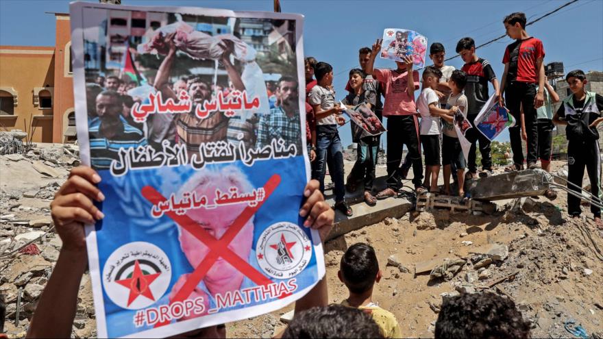 Niños palestinos participan en protesta contra director la UNRWA en Gaza, Matthias Schmale, 27 de mayo de 2021. (Foto: AFP)