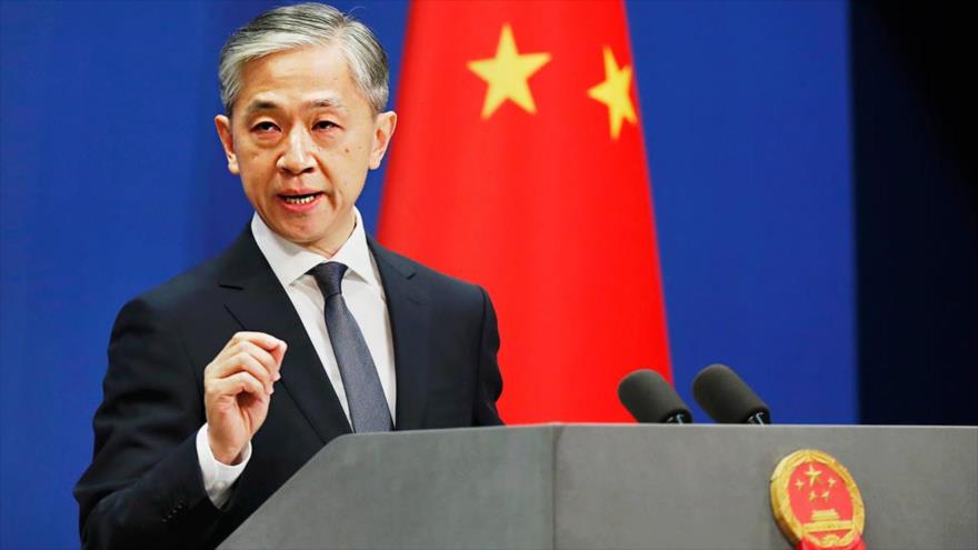 El portavoz de la Cancillería de China, Wang Wenbin, habla con la prensa, 26 de abril de 2020.
