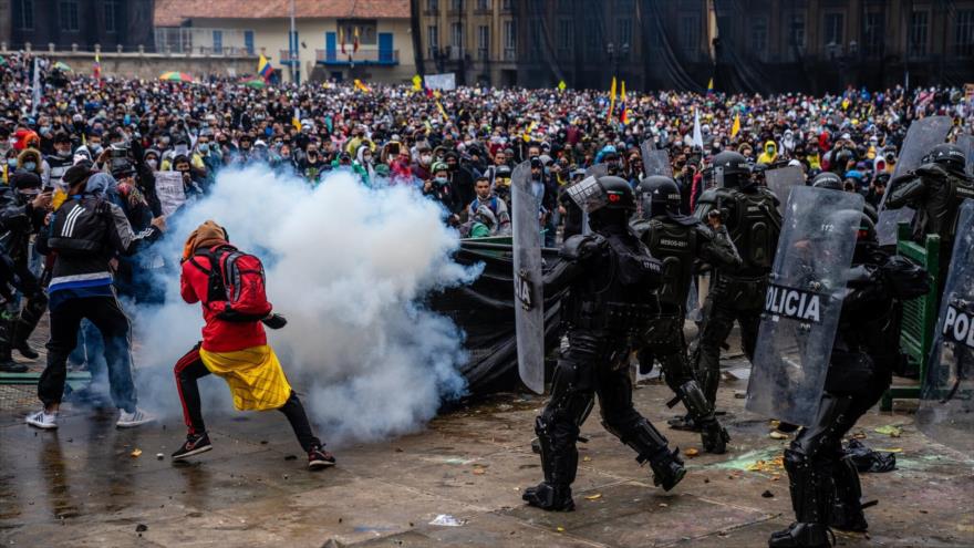 Enfrentamientos entre manifestantes y policías en abril por la reforma tributaria propuesta por el gobierno colombiano en Bogotá, Colombia.