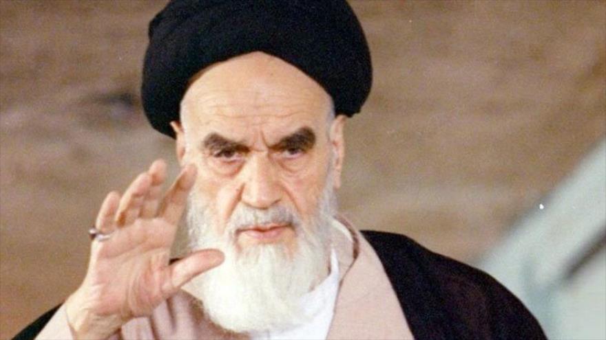 El fundador de la República Islámica de Irán, el Imam Jomeini (P). 