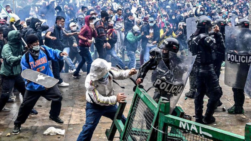 Choques entre manifestantes y policías por la reforma tributaria del Gobierno de Duque en Bogotá, Colombia, 28 de abril de 2021.