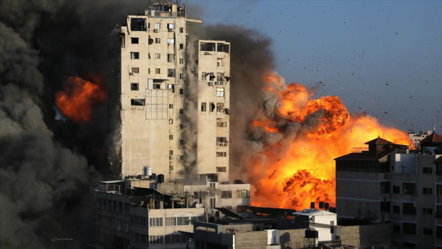 Un bombardeo israelí contra una torre de la ciudad de Gaza, 12 de mayo de 2021. (Foto: Reuters)