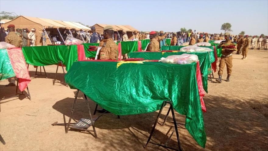 Cubiertos con la bandera burkinesa, los ataúdes de 14 soldados asesinados por los terroristas en el norte del país, noviembre de 2020.