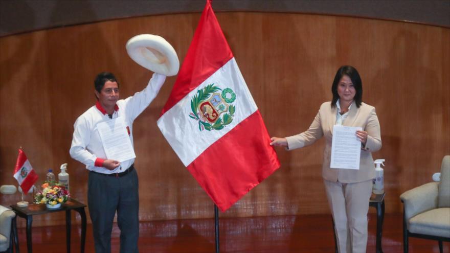 Los candidatos presidenciales de Perú, Keiko Fujimori (dcha.) y Pedro Castillo durante un debate presidencial. 