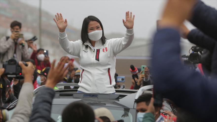 La candidata presidencial peruana Keiko Fujimori saluda a sus partidarios en Lima (capital), 6 de junio de 2021. (Foto: AFP)