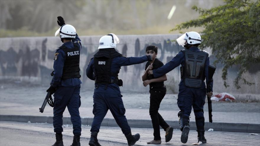 Las fuerzas bareiníes arrestan a un menor de edad durante una protesta popular en Manamá, capital. (Foto: AFP)