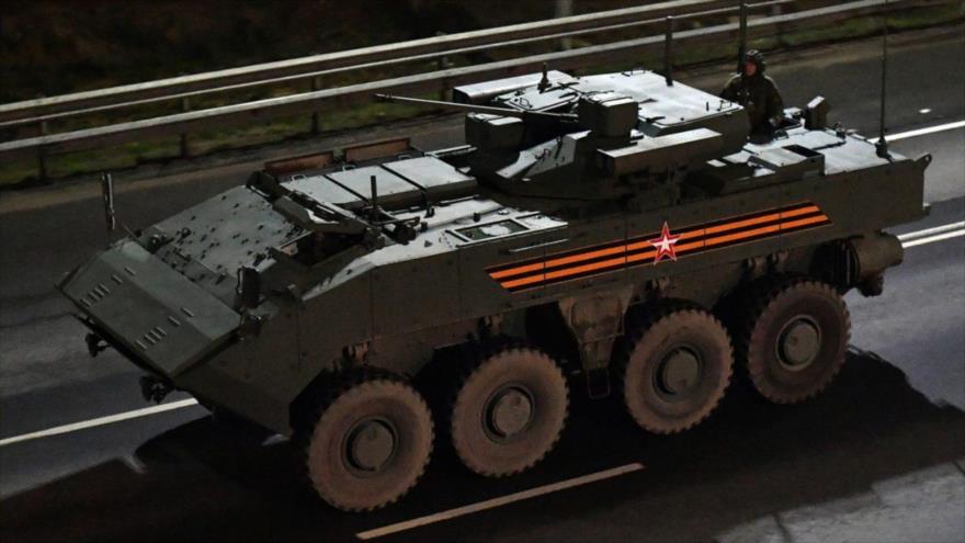 Un vehículo de combate de infantería BMP K-17 Bumerán se dirige a Moscú para participar en un desfile, 23 de abril de 2021. (Foto: RT)