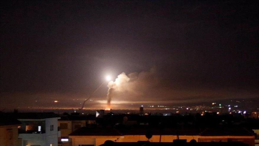 Humo producido tras un ataque aéreo del régimen de Israel contra Siria, 12 de enero de 2021.
