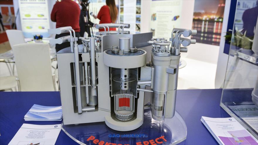 Modelo de reactor de Brest en el stand de Rosatom en el foro y feria para la contratación pública honesta en Moscú. 23 de marzo de 2016. (Foto: Sputnik)