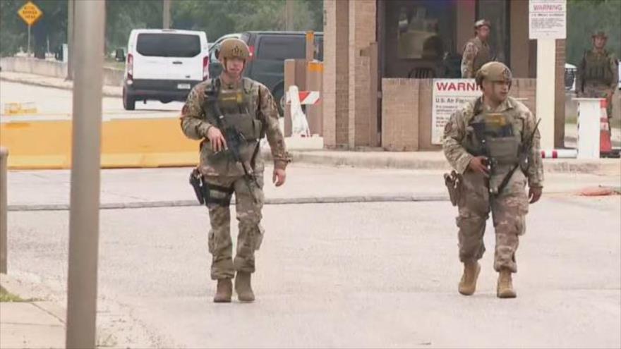 Soldados desplegados en la base aérea estadounidense de Lackland, en San Antonio (Texas), donde tuvo lugar un tiroteo, 9 de junio de 2021.
