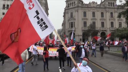 Fans de Castillo marchan ante denuncias de “fraude” de Fujimori