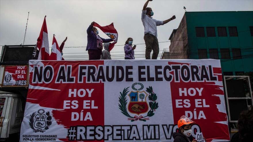 Partidarios de la candidata Keiko Fujimori protestan frente al edificio del Organismo Nacional de Procesos Electorales (ONPE) en Lima, 9 de junio de 2021. 