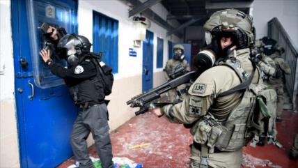 Vídeo impactante: Guardias israelíes torturan a presos palestinos 