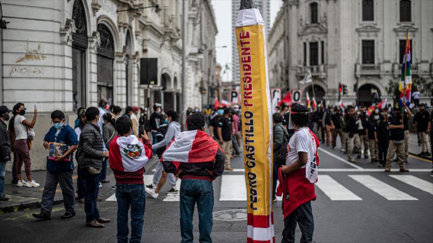 Partidarios del candidato de Perú Libre, Pedro Castillo, protestan frente a la sede del Jurado Nacional de Elecciones, Lima, 9 de junio de 2021.