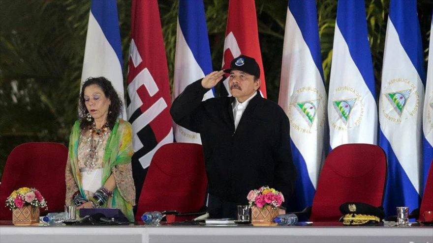 El presidente de Nicaragua, Daniel Ortega, saluda a soldados durante el juramento del comandante en jefe del Ejército nicaragüense, 21 de febrero de 2020. Foto: Reuters