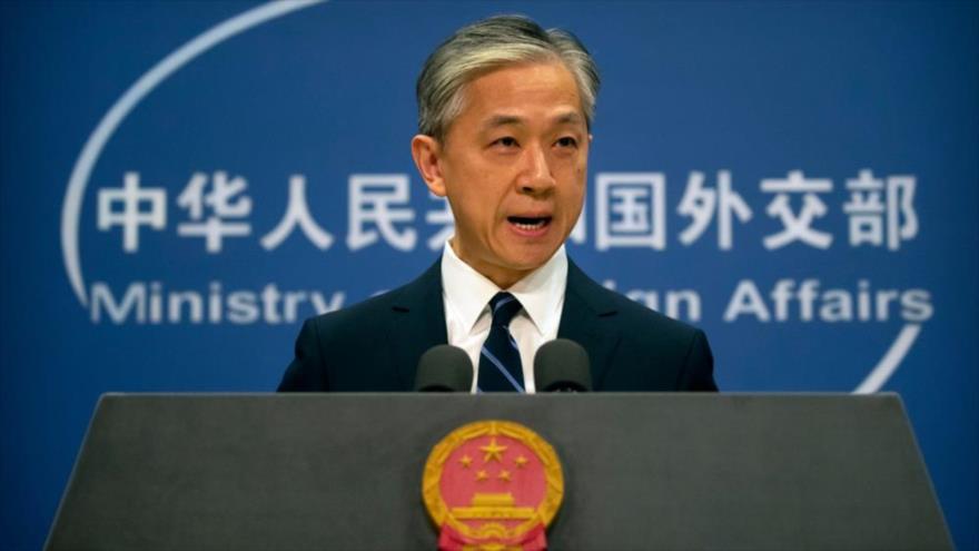  EL portavoz de la Cancillería de China, Wang Wenbin, ofrece una rueda de prensa en Pekín, 24 de julio de 2020. (Foto: AP)