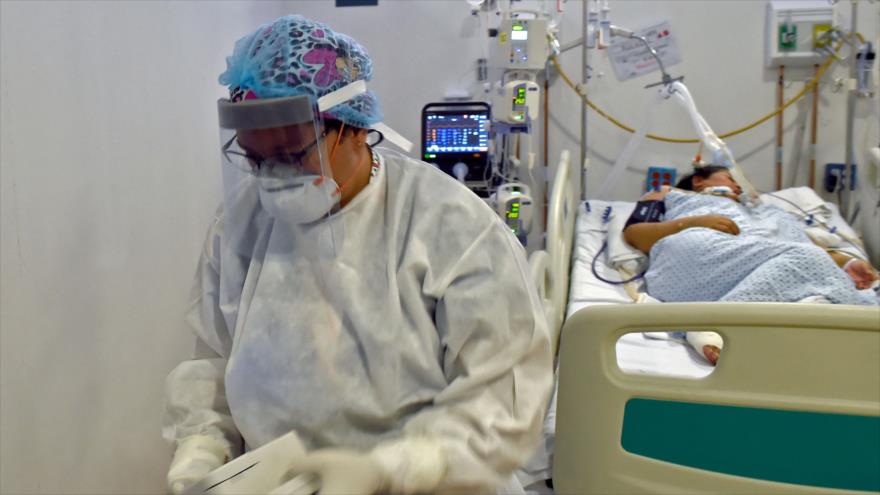 Un trabajador sanitario cerca de un paciente de COVID-19 en un hospital en la Ciudad de México, 2 de junio de 2021. (Foto: AFP)
