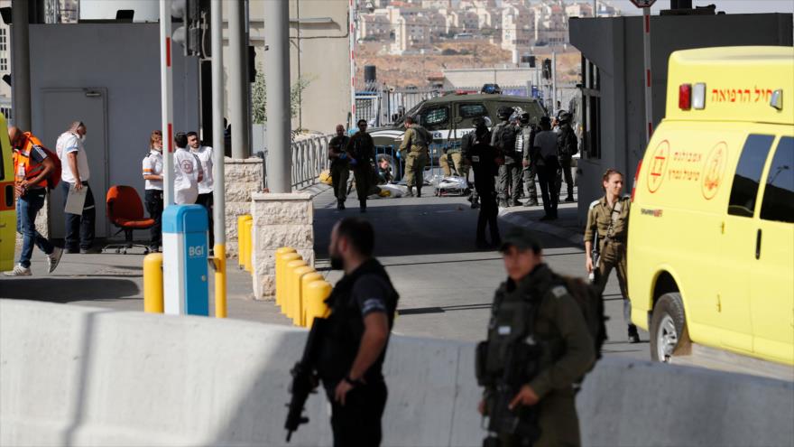 Fuerzas israelíes en el lugar de la muerte a tiros de una mujer palestina en Qalandia, cerca de Jerusalén Al-Quds, 12 de junio de 2021. (Foto: AFP)
