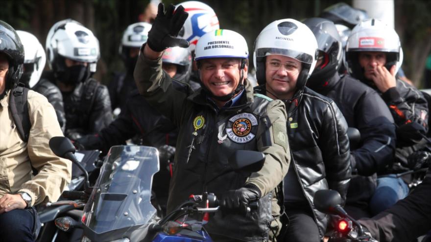 COVID-19 sigue azotando a Bolsonaro: Multado por no usar mascarilla