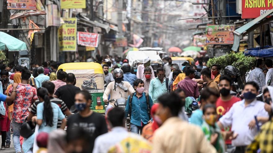 Hindúes en un mercado en la ciudad de Gurgaon, a las afueras de Nueva Delhi, la capital india, 13 de junio de 2021. (Foto: AFP)
